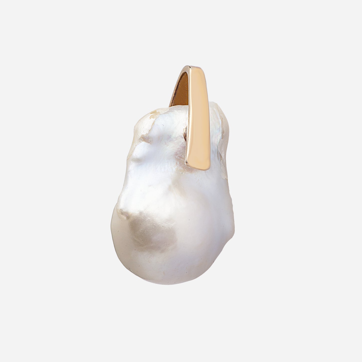 Exquisiter Anhänger mit einer kunstvoll bearbeiteten Barockperle, eingefasst in vergoldetem Silber und verziert mit funkelnden Zirkonia-Steinen. Der Verschluss ist flexibel und lässt sich an jede Kette anbringen – ideal, um ihn beispielsweise an einer Perlenkette zu tragen. Ein elegantes und vielseitiges Schmuckstück, das jedem Look eine besondere Note verleiht.