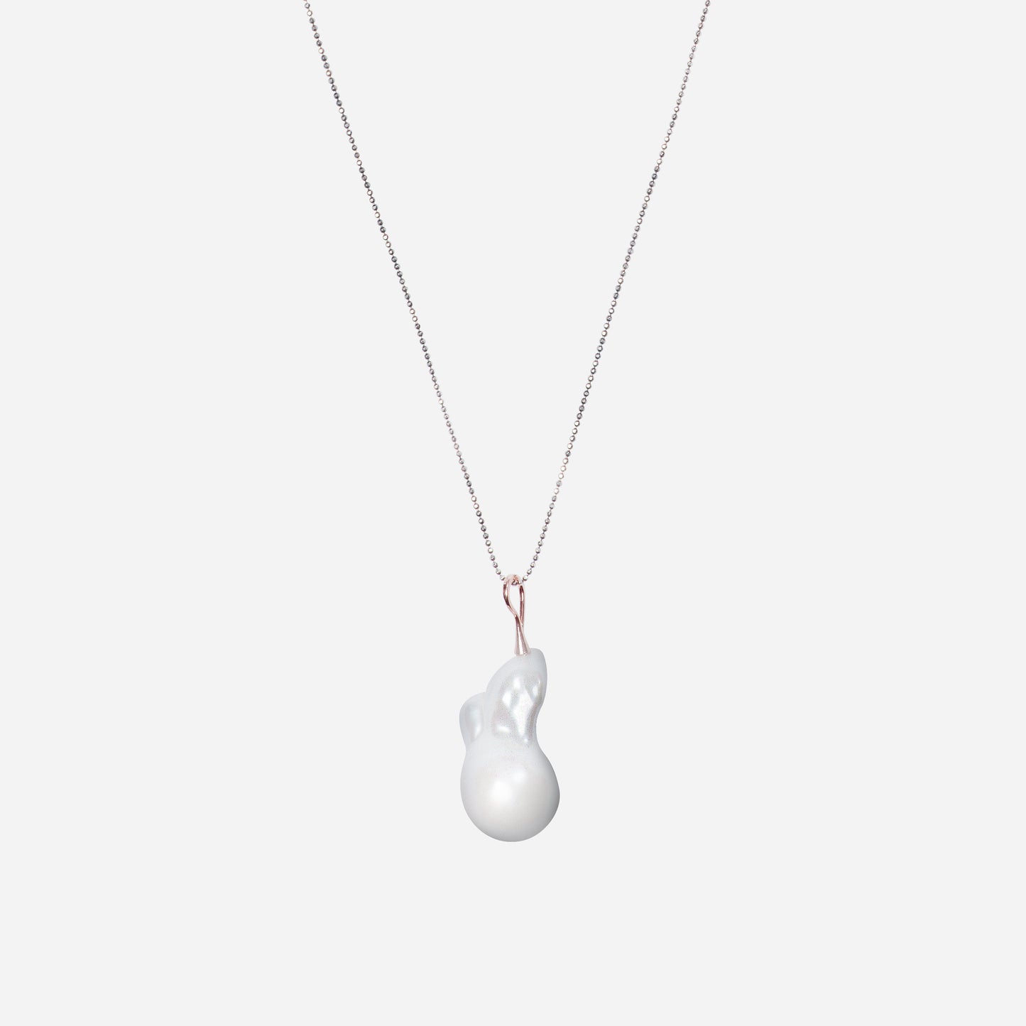 Elegante Kette aus hochwertigem Sterling Silber, auf Wunsch auch vergoldet erhältlich. Der Anhänger besteht aus einer einzigartigen Barockperle, deren Form an eine Flamme erinnert und so ein faszinierendes, lebendiges Design schafft. Ein Schmuckstück, das Eleganz und Individualität vereint.