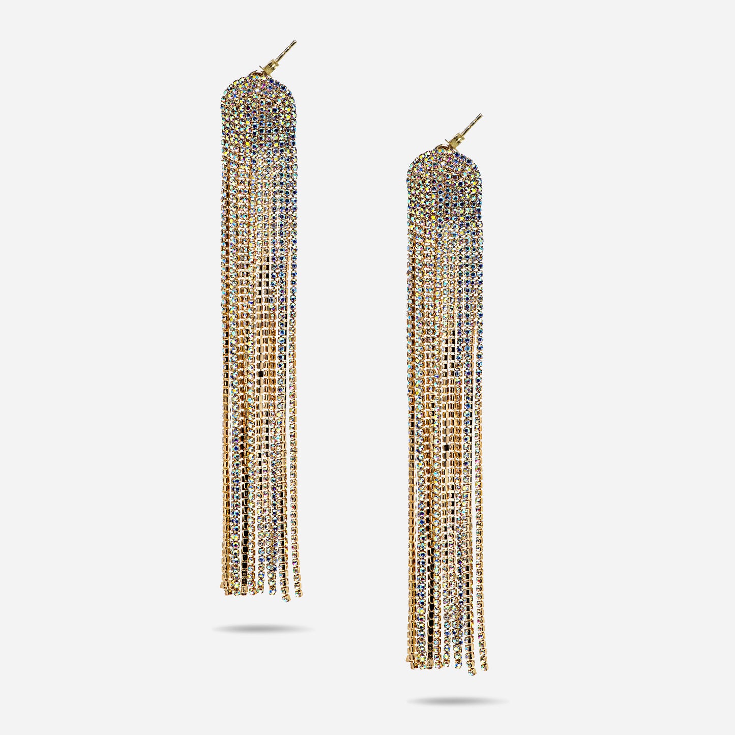 Diese funkelnden Ohrringe aus Swarovski-Kristallen sind der perfekte Begleiter für elegante Abendveranstaltungen. Sie setzen ein glamouröses Statement und verleihen jedem Outfit luxuriösen Glanz.