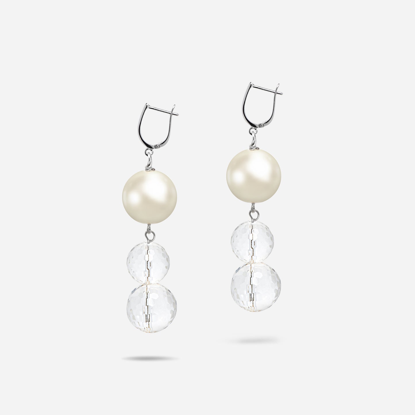 Diese eleganten Ohrringe aus der Aqua-Kollektion verbinden schimmernde Perlen mit facettiertem Bergkristall und feinem Sterling-Silber. Mit ihren zarten Ohrhaken strahlen sie romantischen Charme aus – perfekt für einen besonderen Anlass.
