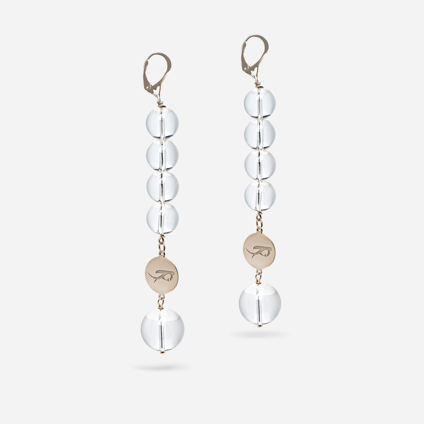 Die Ohrringe bestehen aus Bergkristall und Sterling-Silber. Der Bergkristall erinnert an klare Wassertropfen und symbolisiert Reinheit. Die Kombination strahlt Eleganz und Klarheit aus.