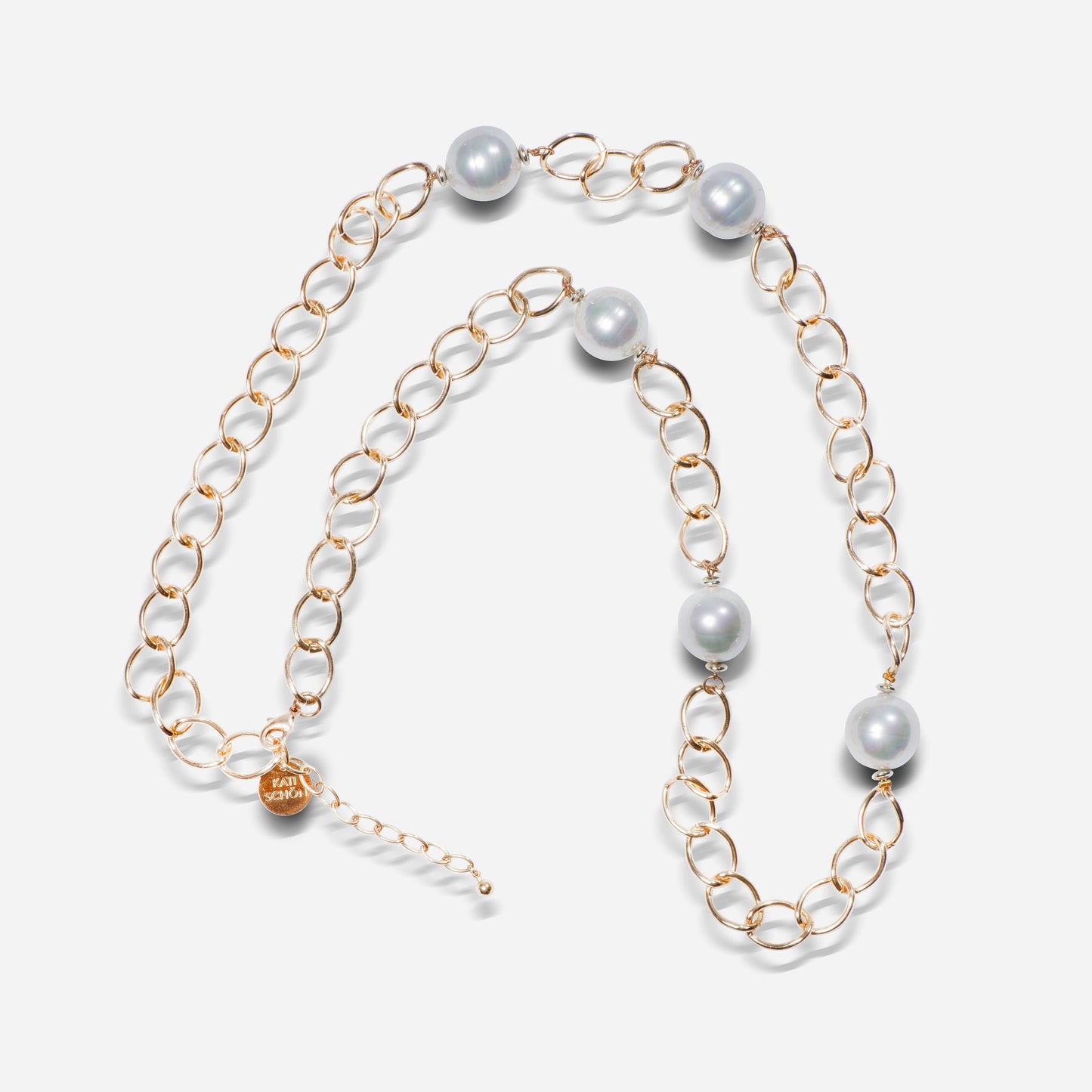Diese elegante Kette kombiniert echte Süßwasserperlen (Durchmesser ca. 1,5 - 2 cm) mit einer hochwertigen, vergoldeten Kette. Vielseitig tragbar als doppelte oder einfache Reihe und perfekt, um jedem Outfit einen luxuriösen Touch zu verleihen.