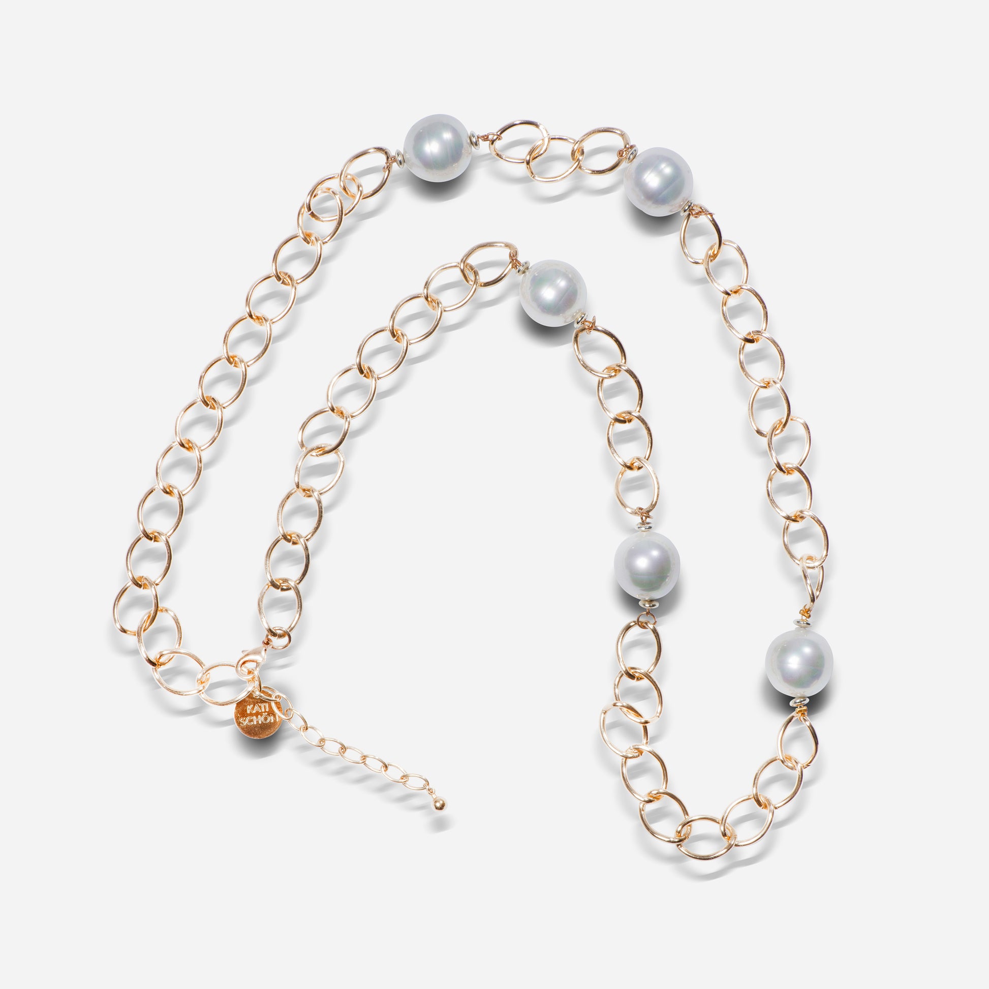 Diese elegante Kette kombiniert echte Süßwasserperlen (Durchmesser ca. 1,5 - 2 cm) mit einer hochwertigen, vergoldeten Kette. Vielseitig tragbar als doppelte oder einfache Reihe und perfekt, um jedem Outfit einen luxuriösen Touch zu verleihen.