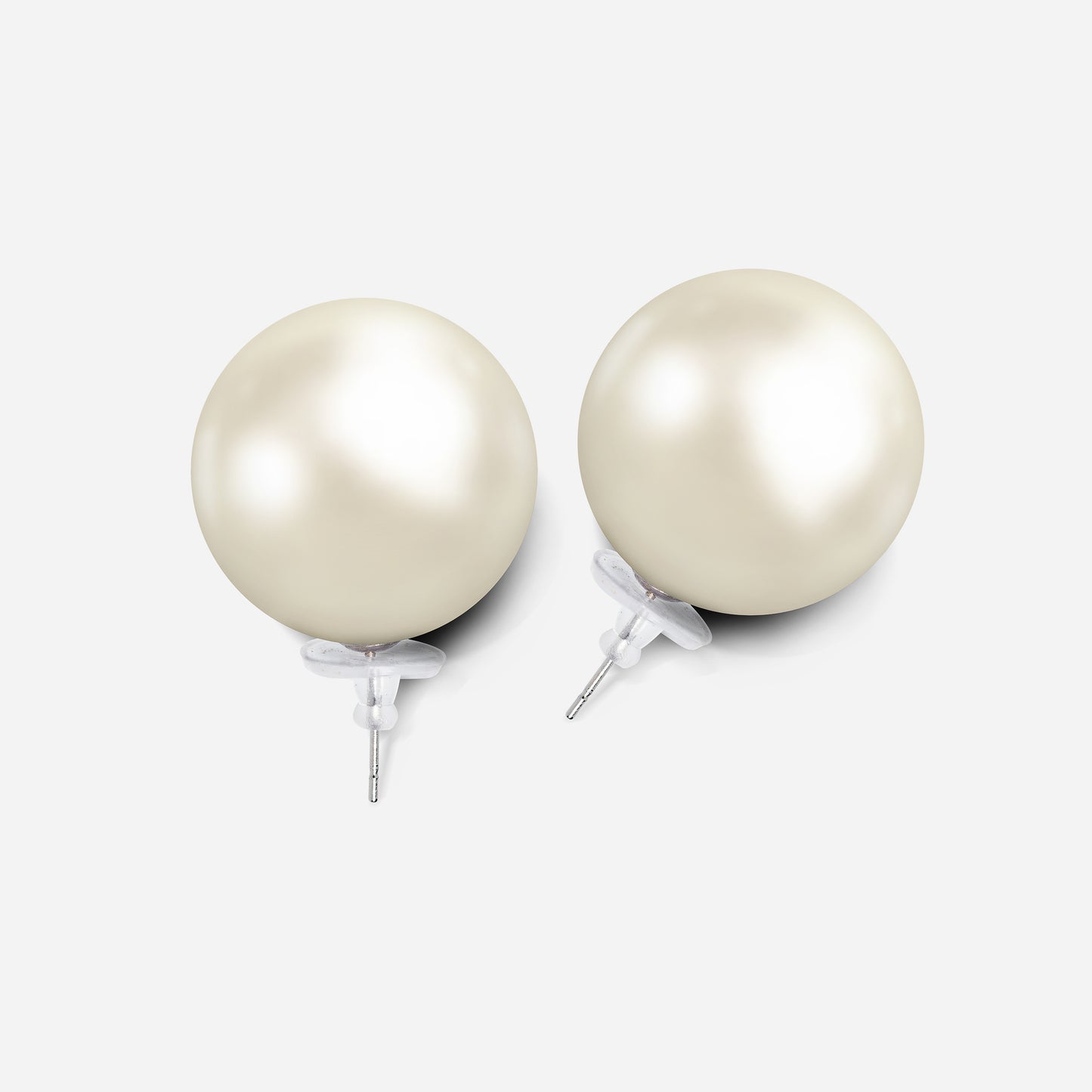 Diese eleganten Perlenohrringe mit einem Durchmesser von 1,5 cm oder 2,5 cm sind ein zeitloses Statement im Stil von Chanel. Perfekt für den Alltag oder als Highlight zu einem Abendkleid, verleihen sie jedem Outfit raffinierte Eleganz.