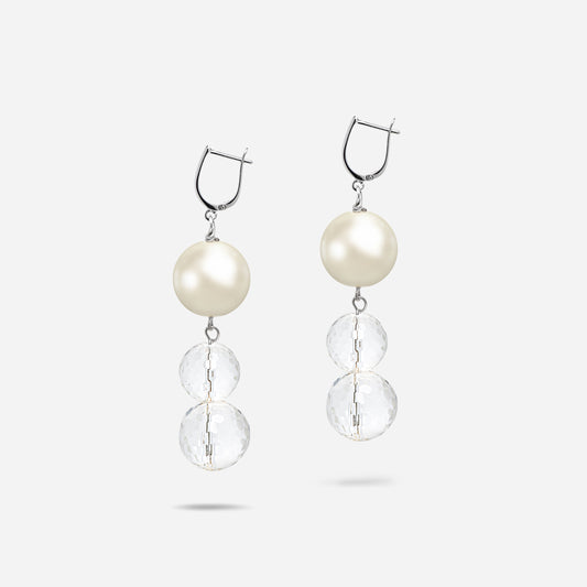 Diese eleganten Ohrringe aus der Aqua-Kollektion verbinden schimmernde Perlen mit facettiertem Bergkristall und feinem Sterling-Silber. Mit ihren zarten Ohrhaken strahlen sie romantischen Charme aus – perfekt für einen besonderen Anlass.