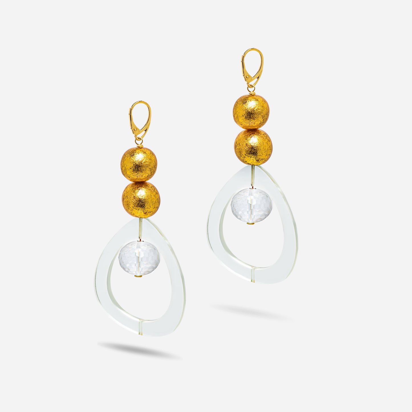 Diese einzigartigen Ohrringe aus der Buddha-Kollektion vereinen schlichte Eleganz mit spiritueller Symbolik. Der facettierte Bergkristall in der Mitte symbolisiert Klarheit, während das kunstvolle Design Harmonie und innere Ruhe verkörpert.